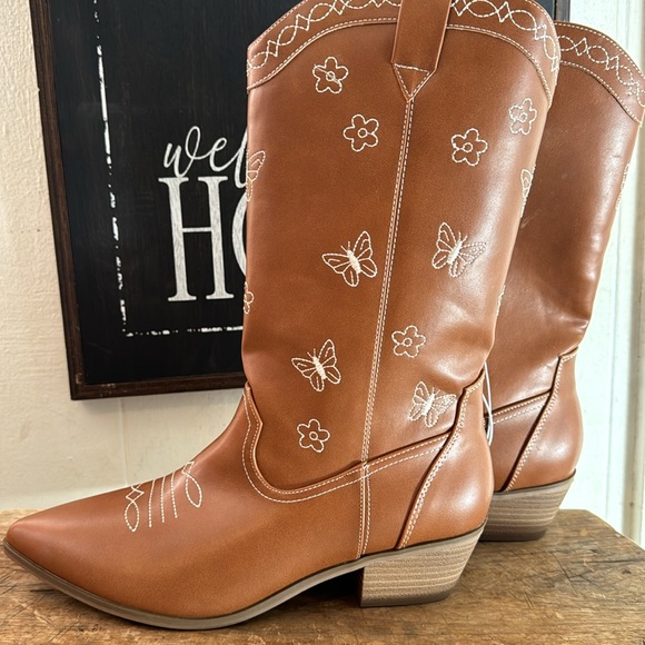 American Eagle Outfitters Butterfly Embroidered Western Boot ❤️ - Picture 2 of 4